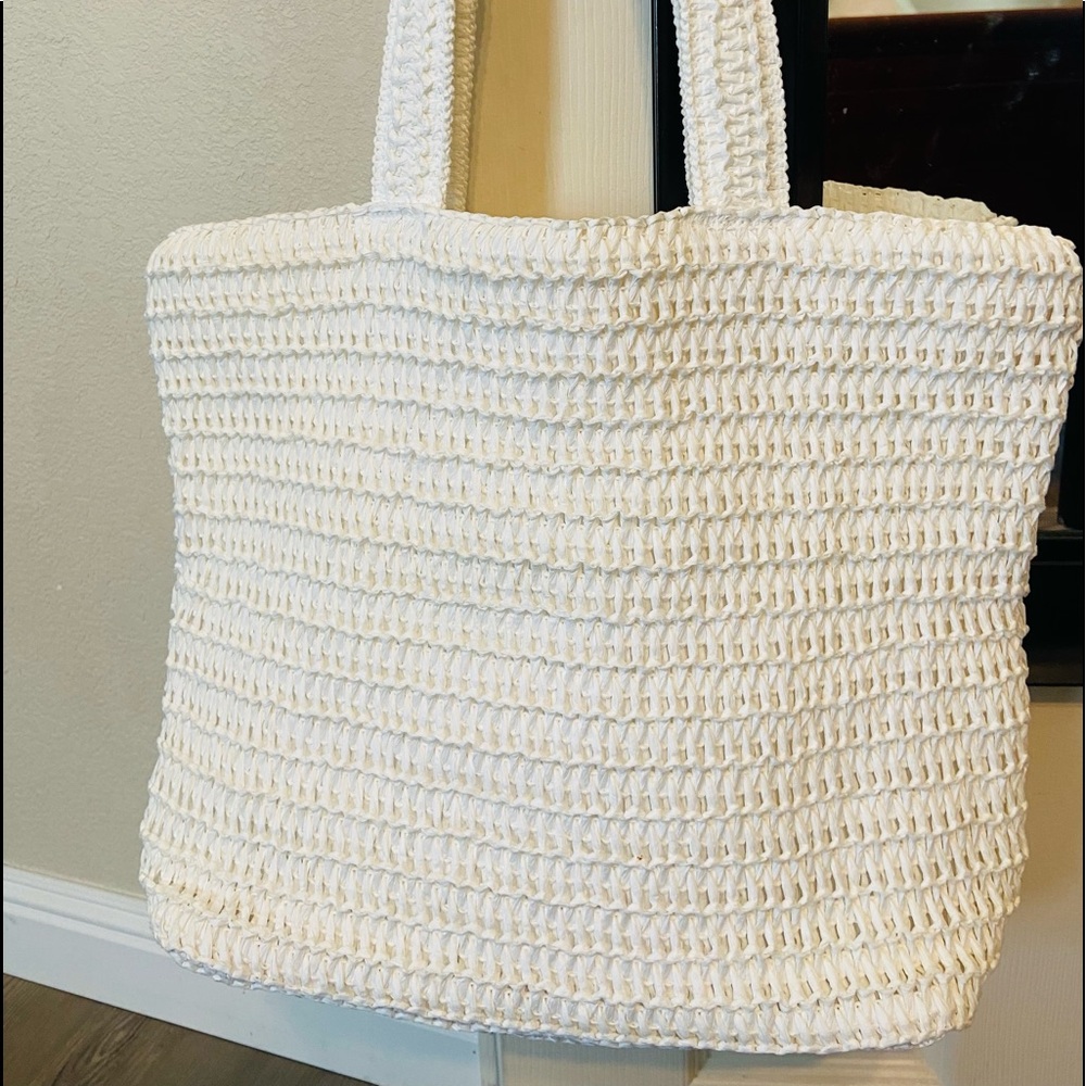 It’s NWOT H&M White Straw Bag